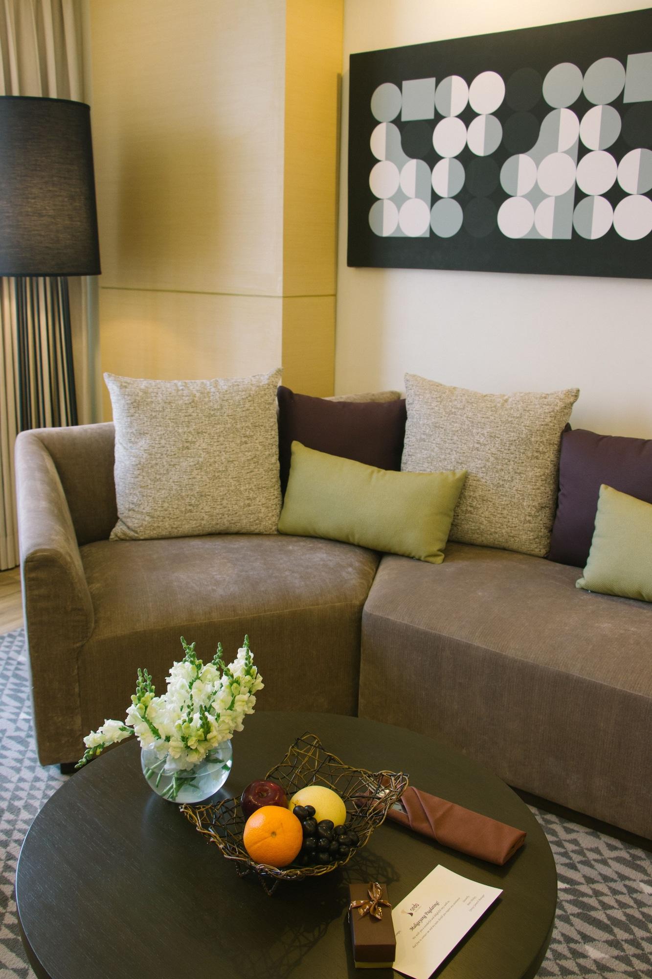 Seda Vertis North Cidade Quezon Exterior foto A sofa with cushions