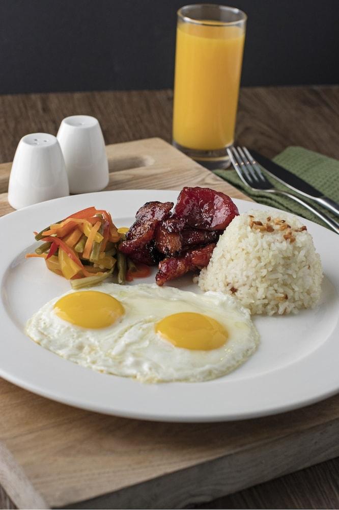 Seda Vertis North Cidade Quezon Exterior foto Filipino breakfast with longganisa, garlic rice, eggs, and pinakbet