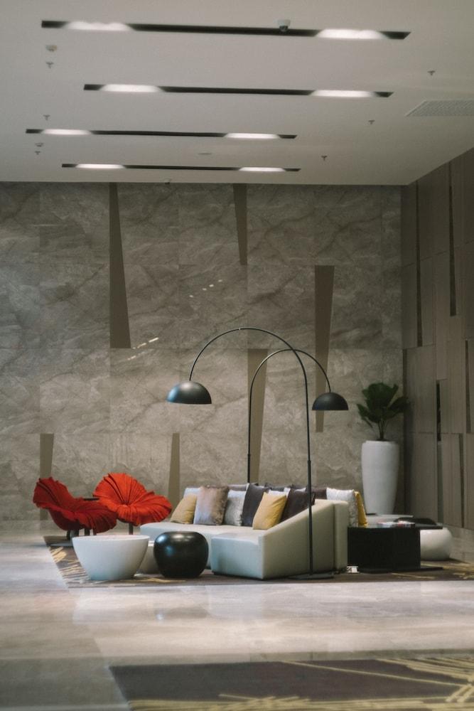 Seda Vertis North Cidade Quezon Exterior foto A three-armed floor lamp