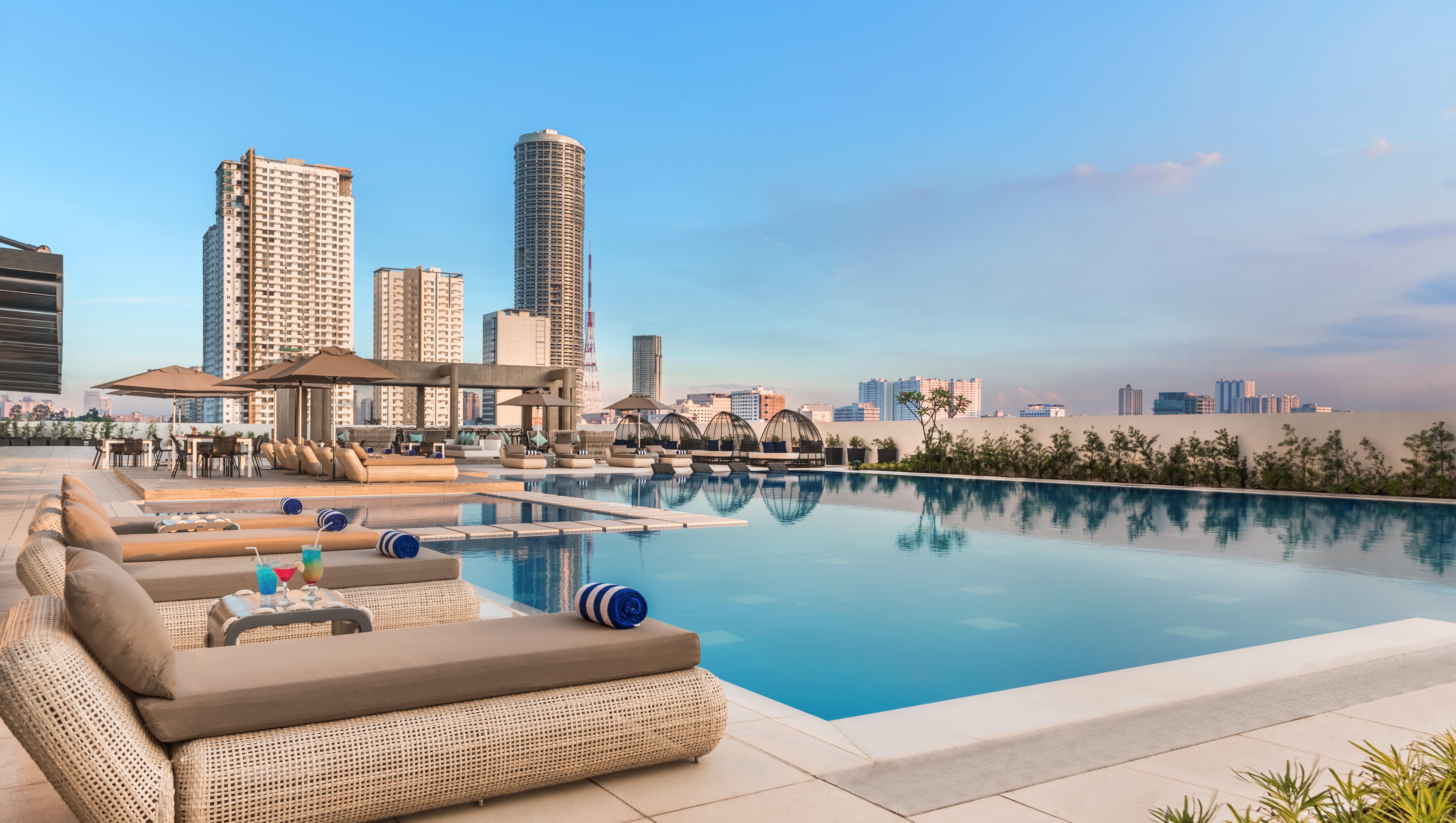 Seda Vertis North Cidade Quezon Exterior foto The Infinity Pool at the 10th floor of the hotel