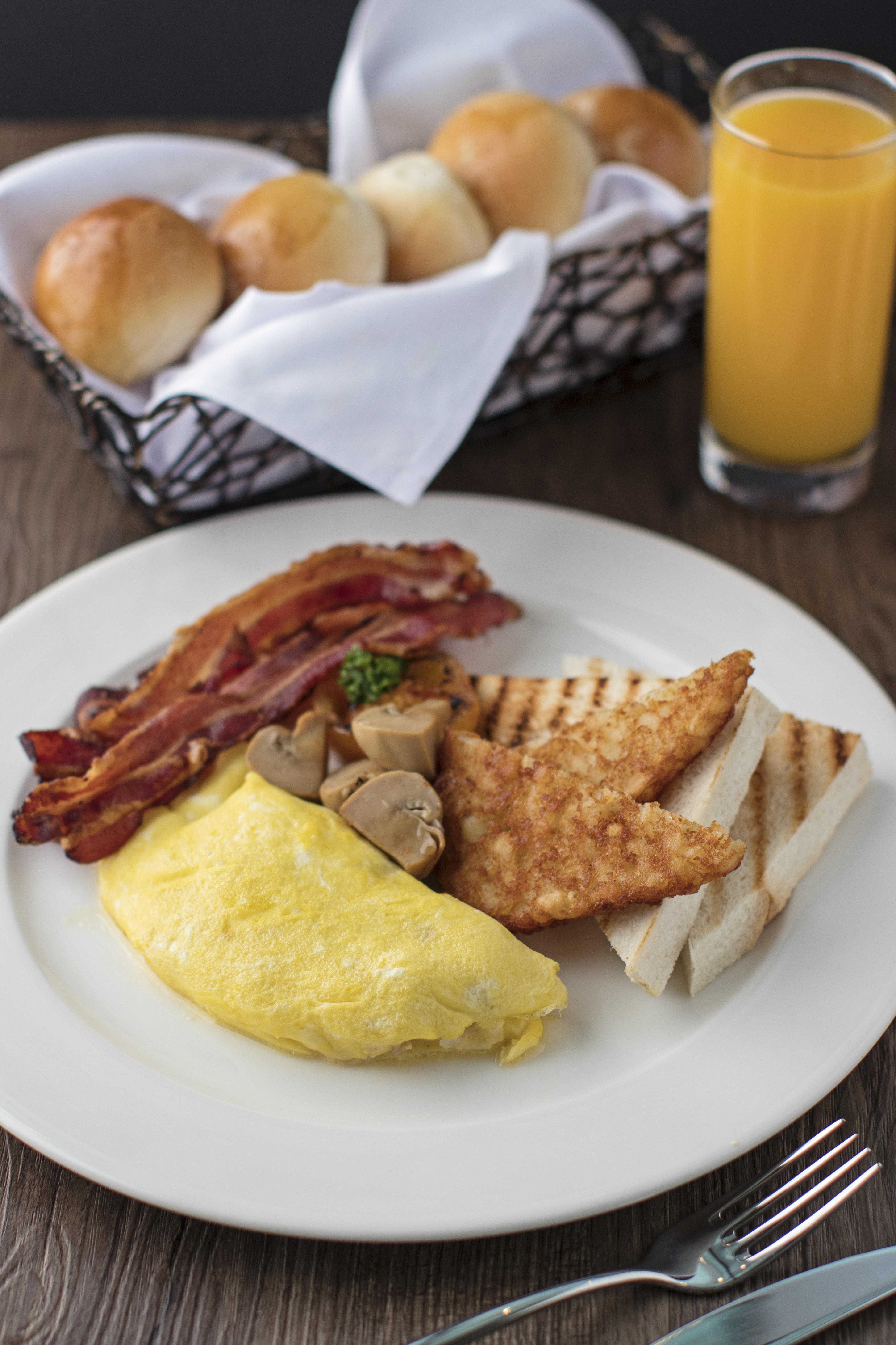 Seda Vertis North Cidade Quezon Exterior foto A breakfast plate with bacon, eggs, and toast