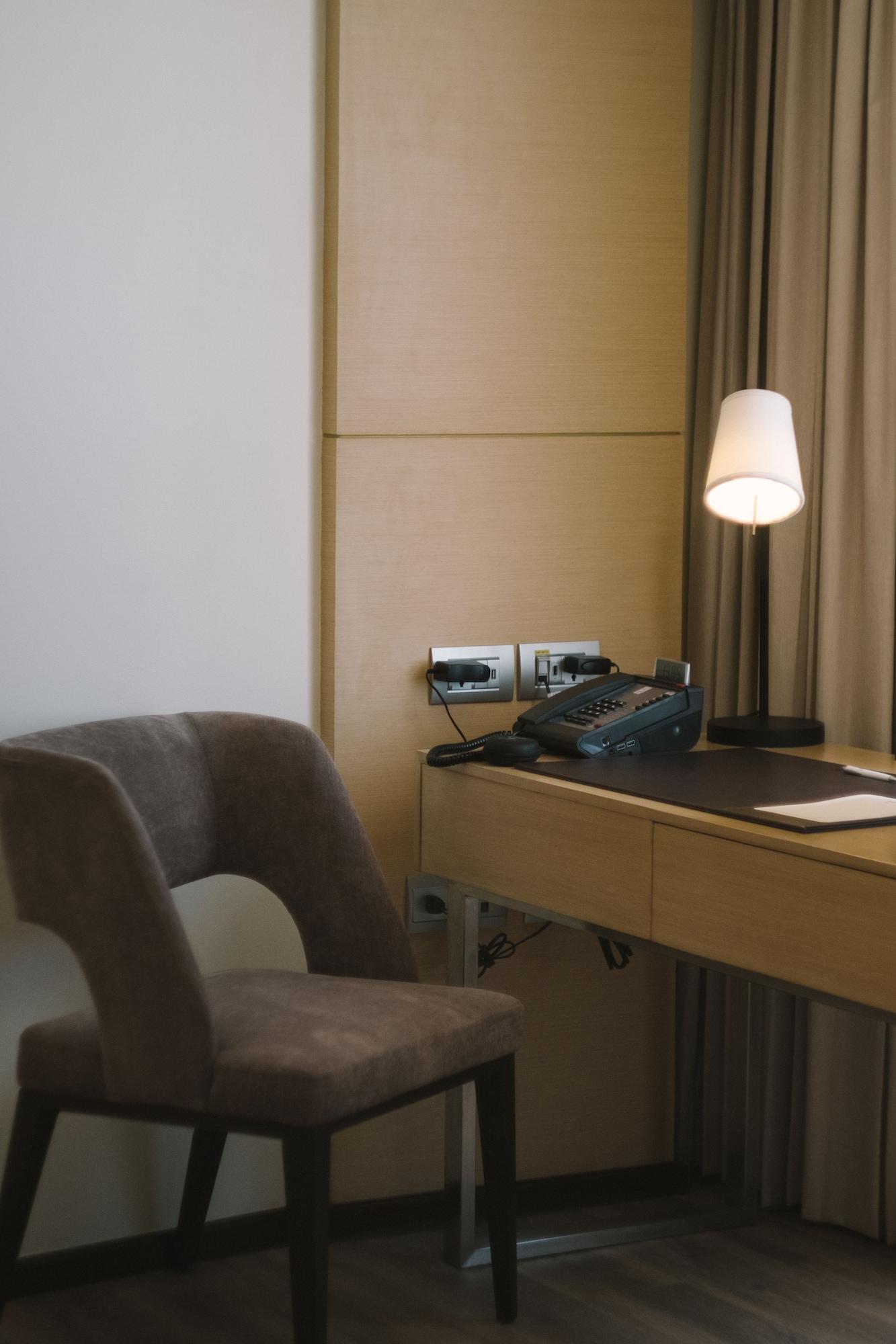 Seda Vertis North Cidade Quezon Exterior foto A hotel room telephone