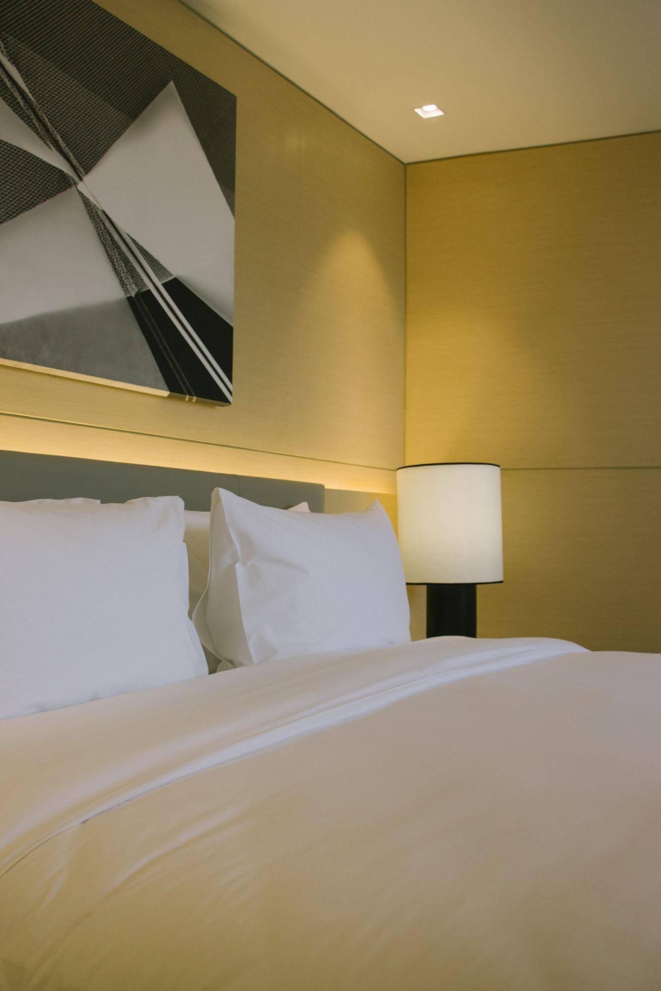 Seda Vertis North Cidade Quezon Exterior foto A bed with two pillows