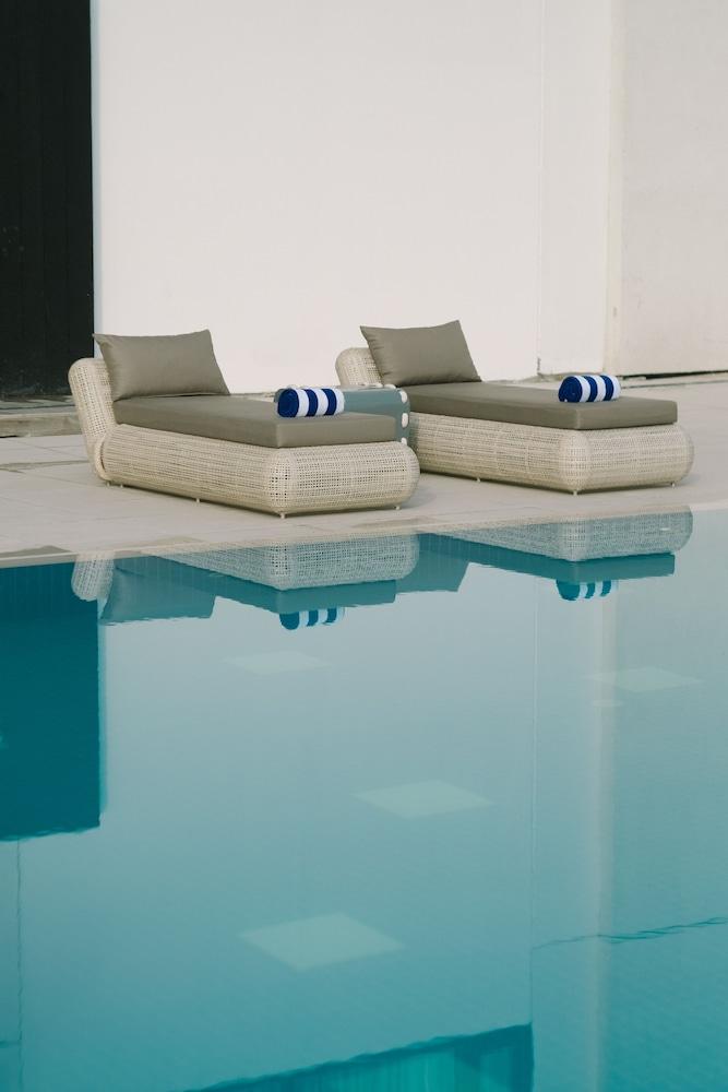 Seda Vertis North Cidade Quezon Exterior foto Pool furniture