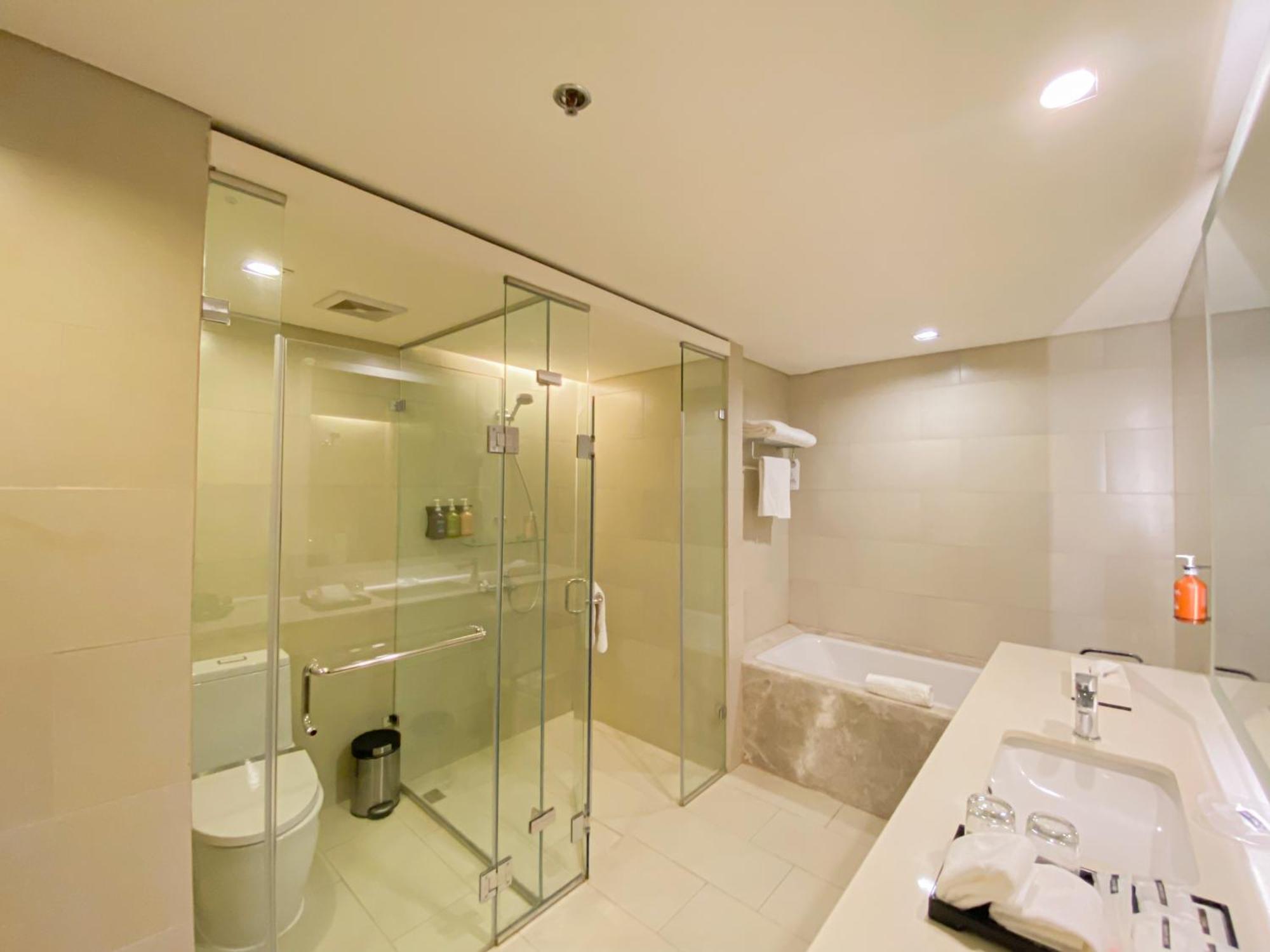 Seda Vertis North Cidade Quezon Exterior foto A bathroom in a hotel