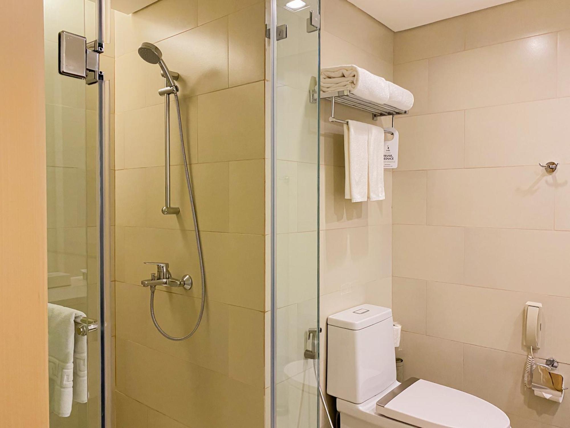Seda Vertis North Cidade Quezon Exterior foto A shower cubicle with a sliding door