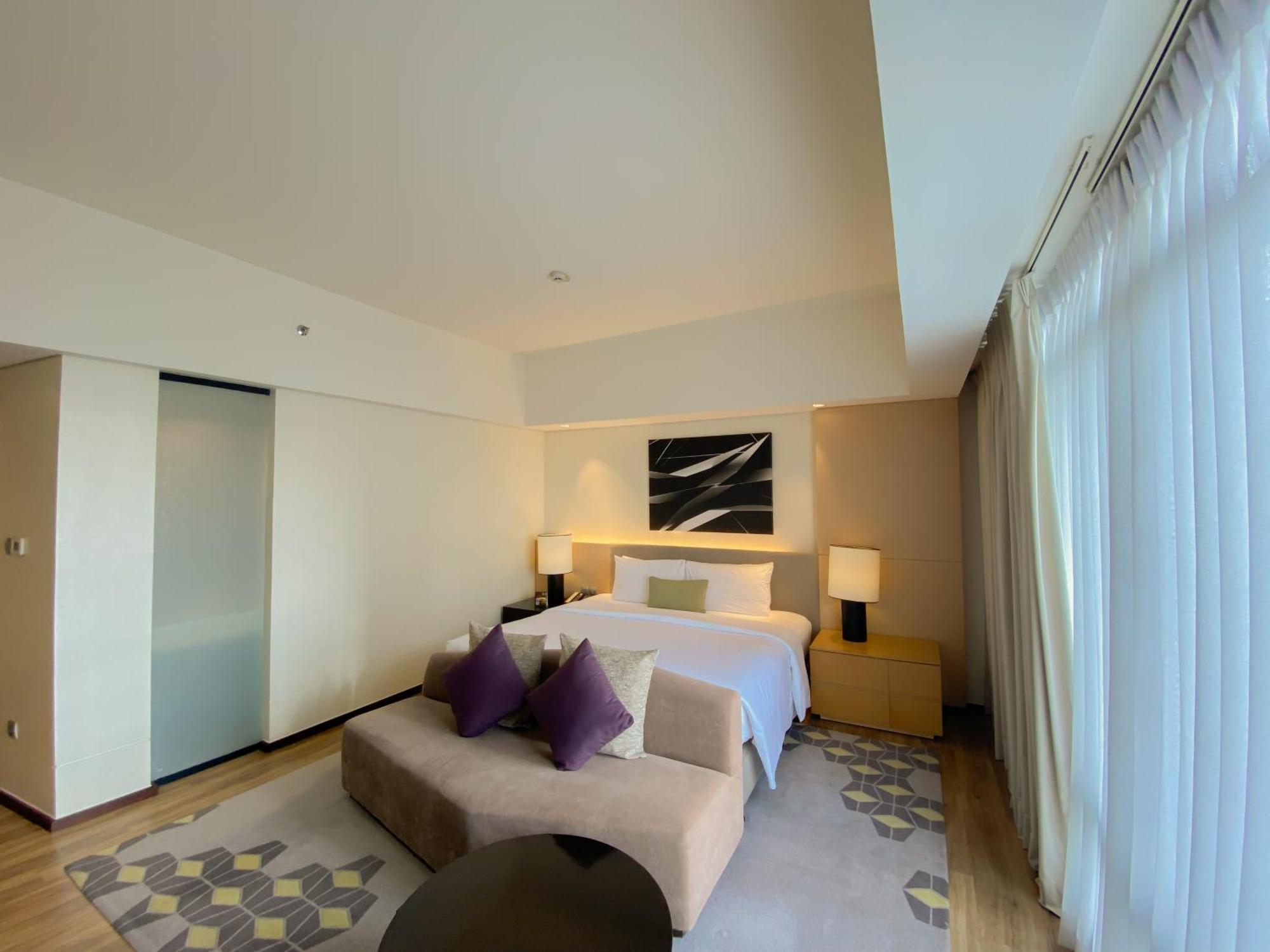 Seda Vertis North Cidade Quezon Exterior foto Deluxe Suite bedroom