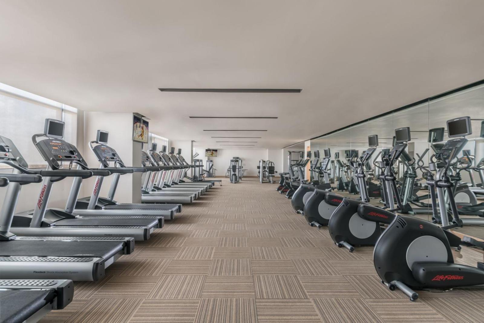 Seda Vertis North Cidade Quezon Exterior foto The gym at the hotel