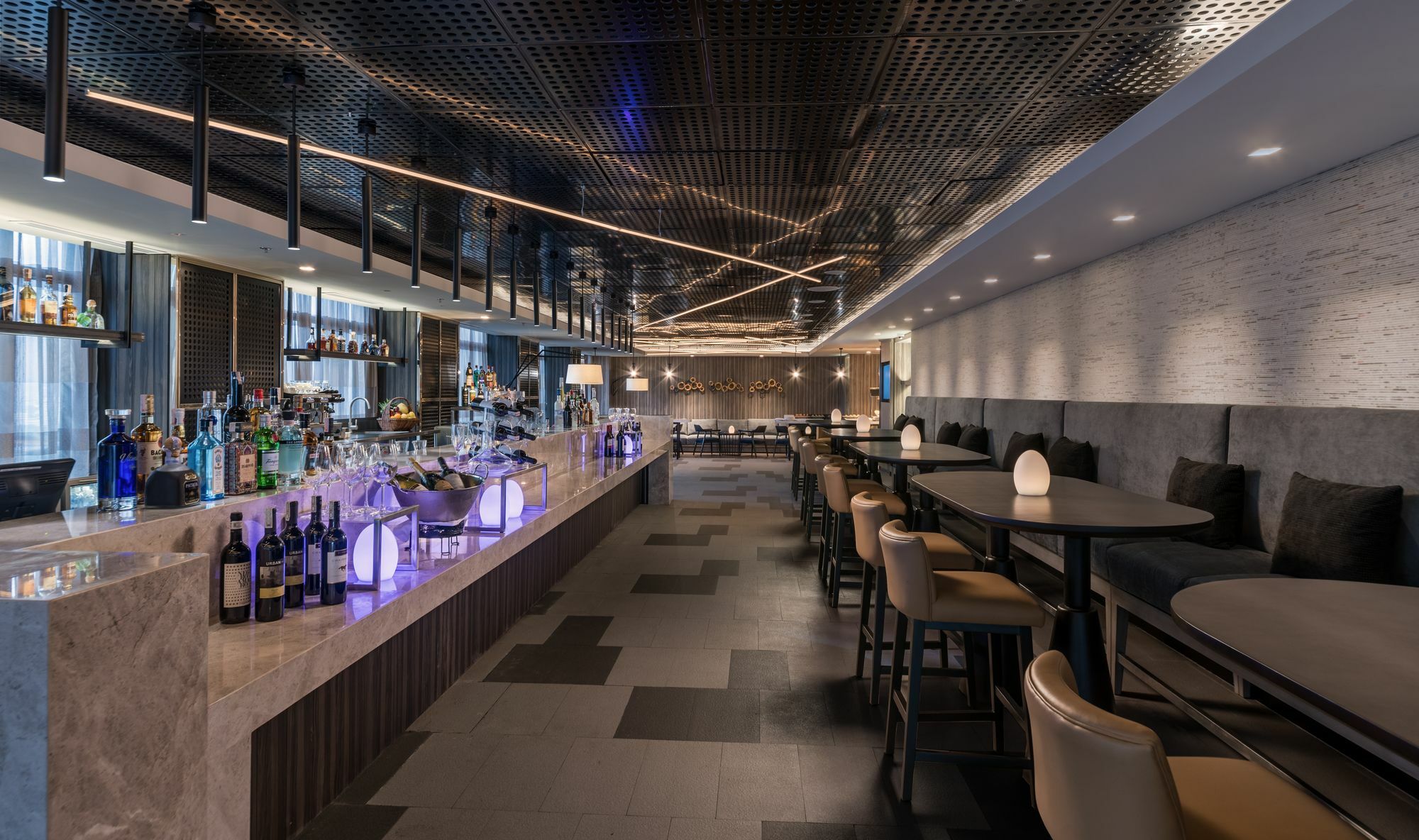 Seda Vertis North Cidade Quezon Exterior foto The bar at the lounge